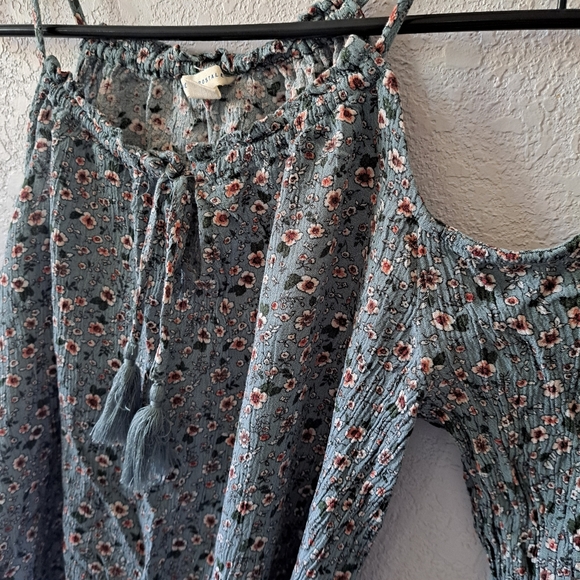 Aeropostale Long Sleeve Floral Cold-Shoulder Top - Picture 8 of 9